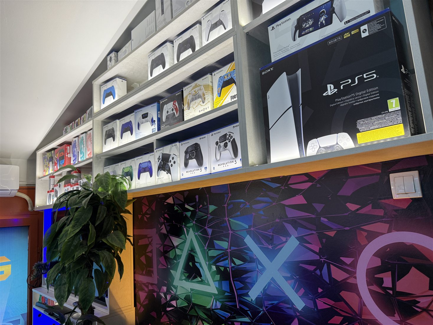 Konzole i kontroleri u NGames prodajnom salonu