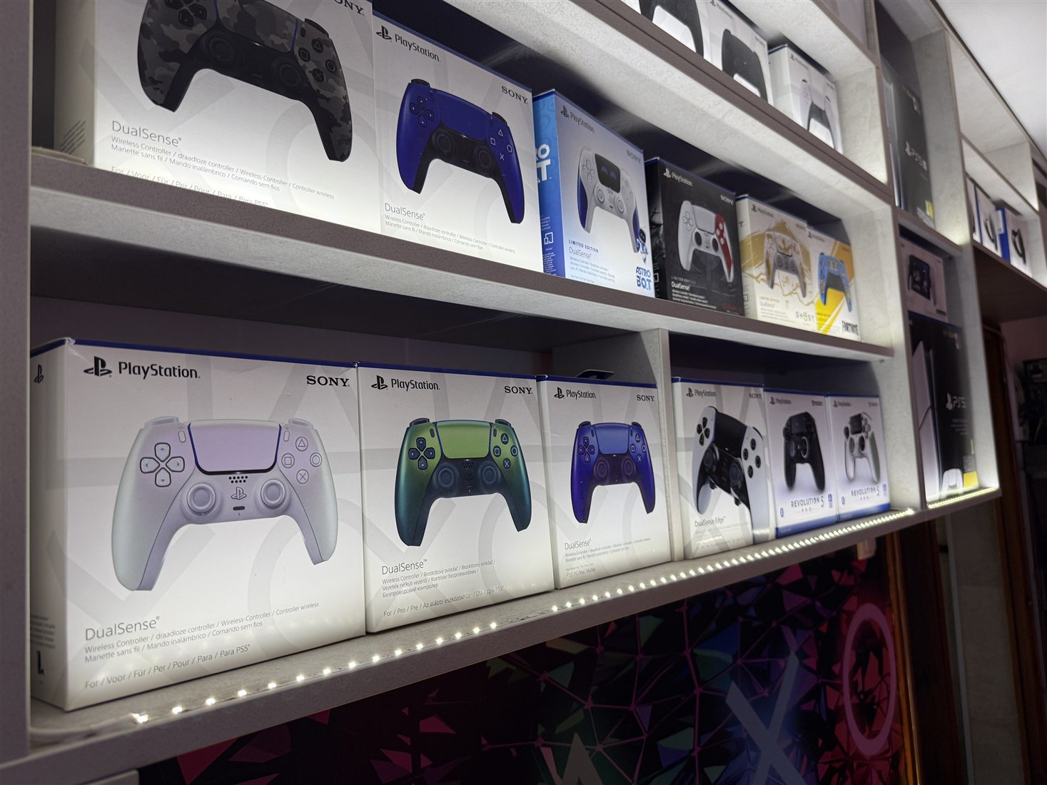 PlayStation kontroleri u NGames salonu