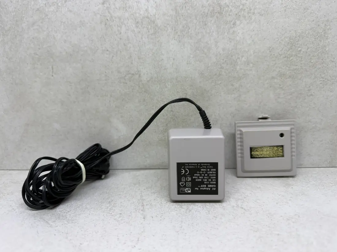 Nintendo Game Boy Classic > AC Punjac + baterija / ORIGINAL