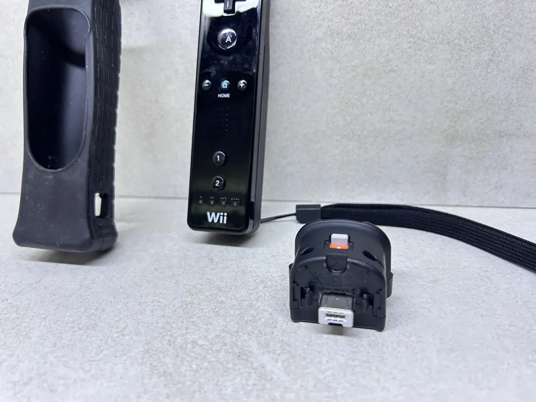 Nintendo Wii > Wii Remote + MotionPlus / + Silicon / BLACK