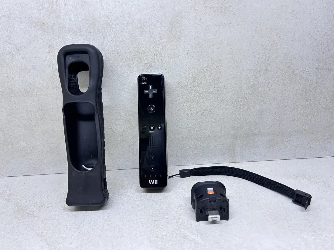 Nintendo Wii > Wii Remote + MotionPlus / + Silicon / BLACK