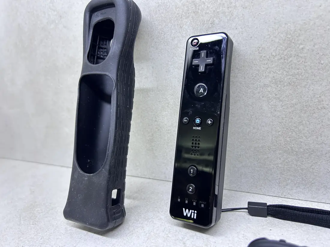 Nintendo Wii > Wii Remote + MotionPlus / + Silicon / BLACK