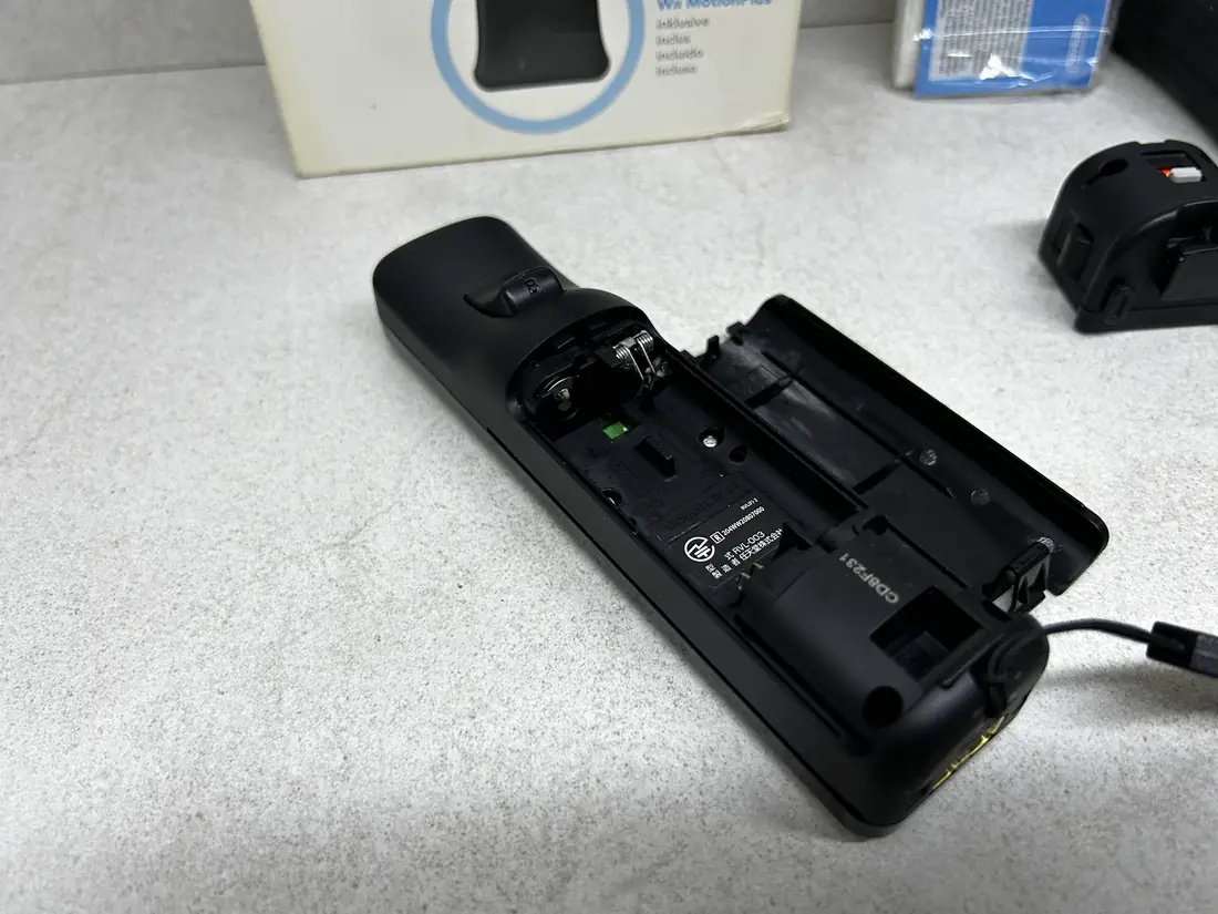 Nintendo Wii > Wii Remote + MotionPlus / + Silicon /+ KUTIJA