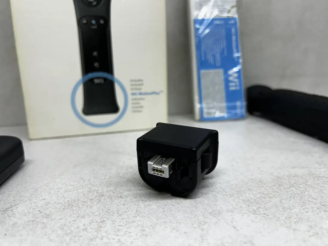 Nintendo Wii > Wii Remote + MotionPlus / + Silicon /+ KUTIJA