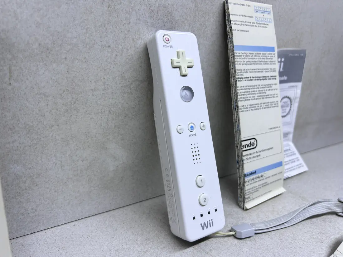 Nintendo Wii > Wii Remote / WHITE / ORIGINAL / + Kutija