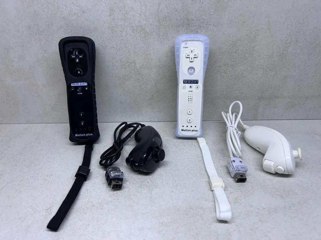 Nintendo Wii i Wii U > Remote Motion Plus + Nunchuk / 2 boje