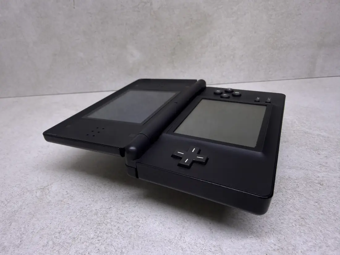 Nintendo DS Lite > 64gb / 723 igre / BLACK