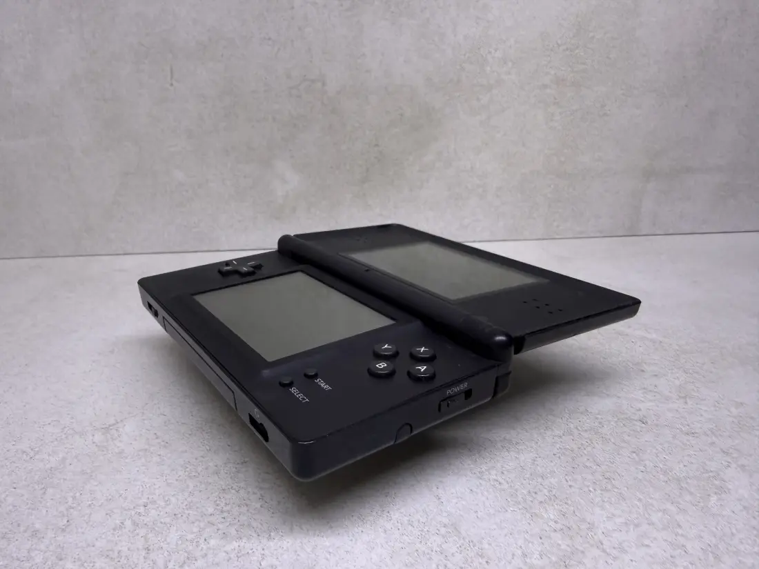 Nintendo DS Lite > 64gb / 723 igre / BLACK
