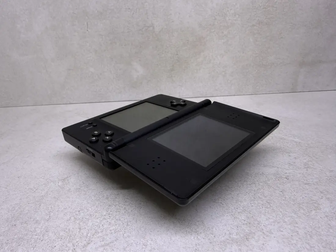 Nintendo DS Lite > 64gb / 723 igre / BLACK