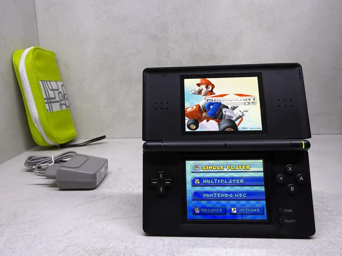 Nintendo DS Lite > 64gb / 723 igre / BLACK