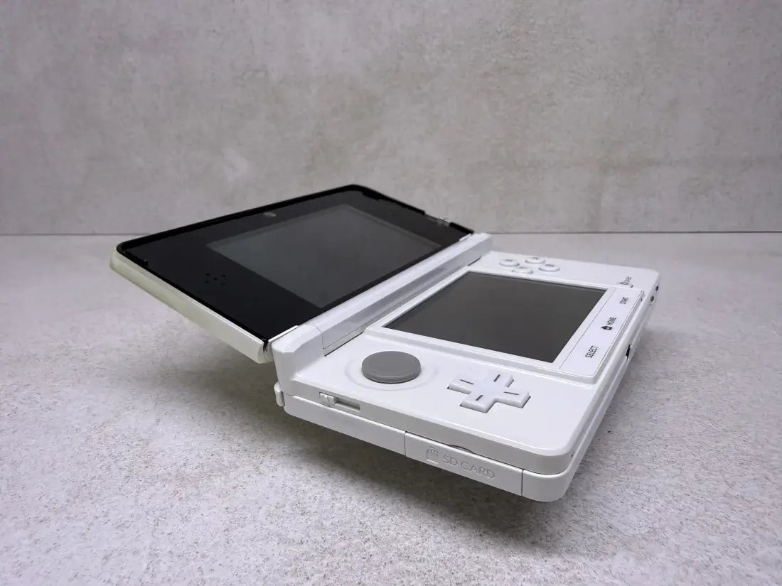 Nintendo 3DS > 128gb / 1361 igra / + Emulatori / WHITE