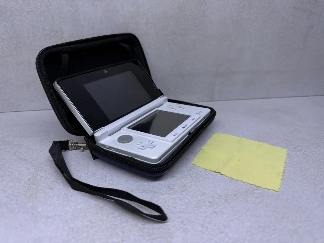 Nintendo 3DS > 128gb / 1361 igra / + Emulatori / WHITE