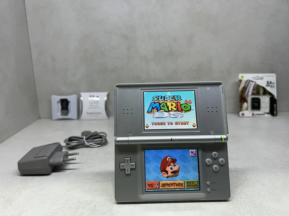 Nintendo DS Lite > 64gb / 723 igre / GREY