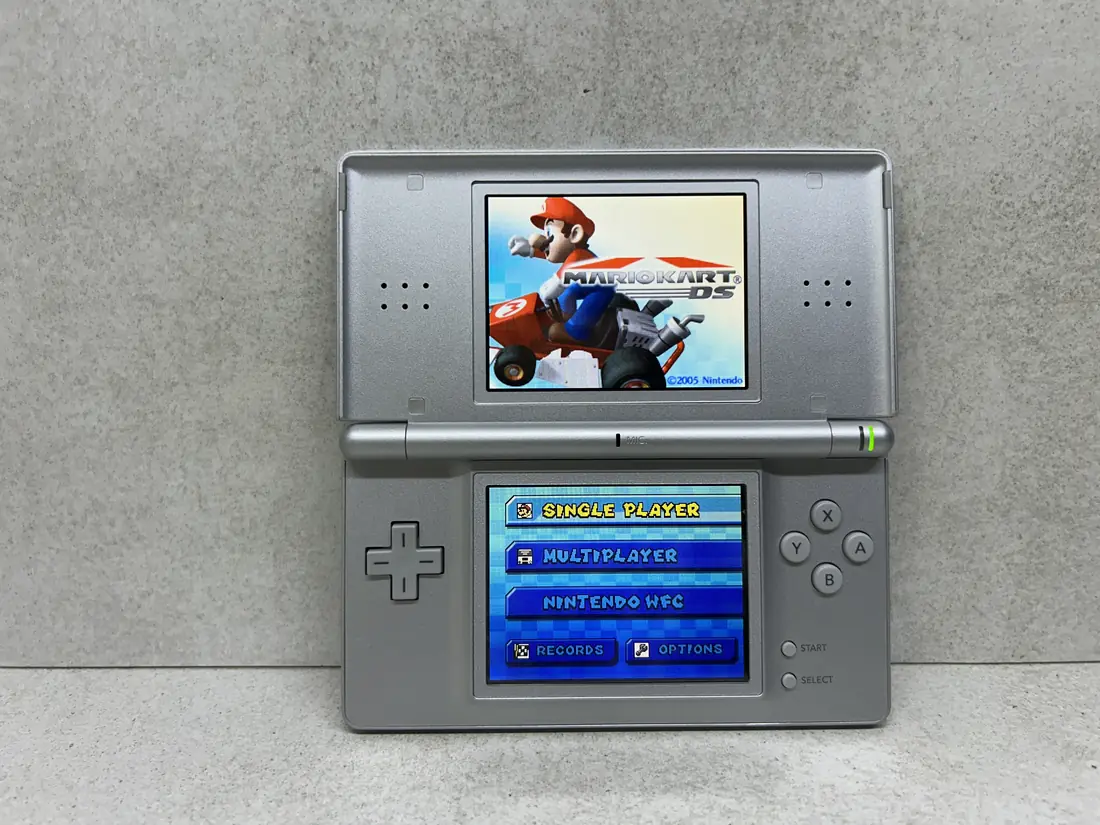 Nintendo DS Lite > 64gb / 723 igre / GREY