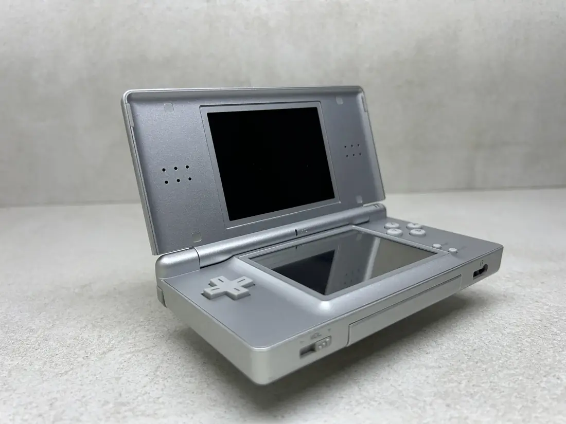 Nintendo DS Lite > 64gb / 723 igre / GREY