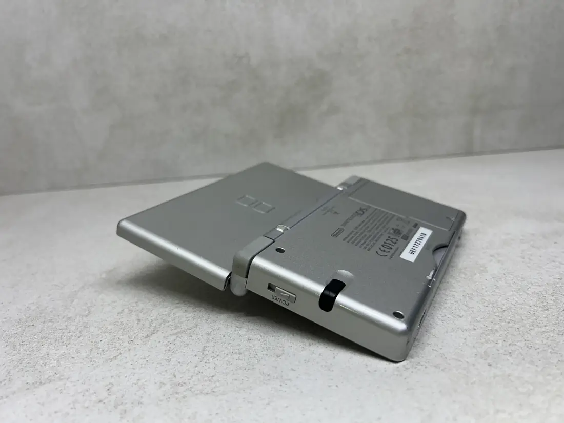Nintendo DS Lite > 64gb / 723 igre / GREY