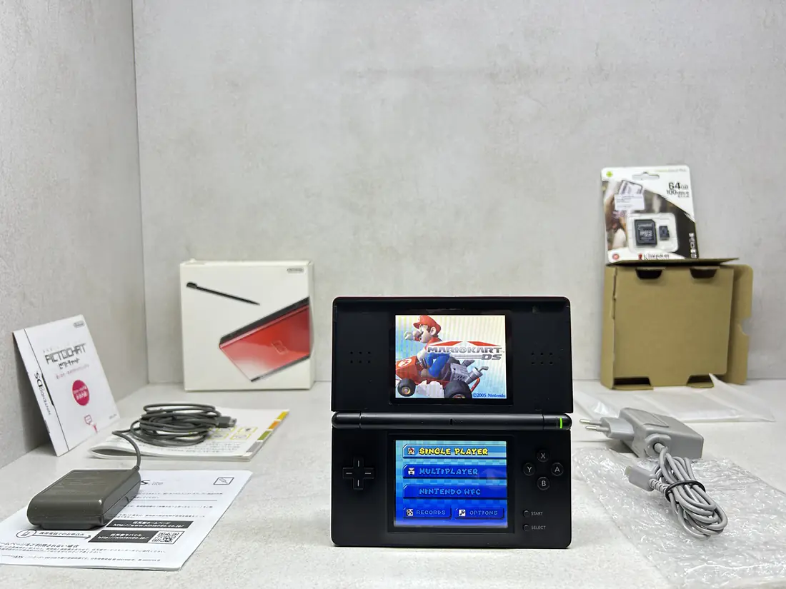 Nintendo DS Lite > 64gb / 723 igre / + Kutija / CRIMSON BLACK