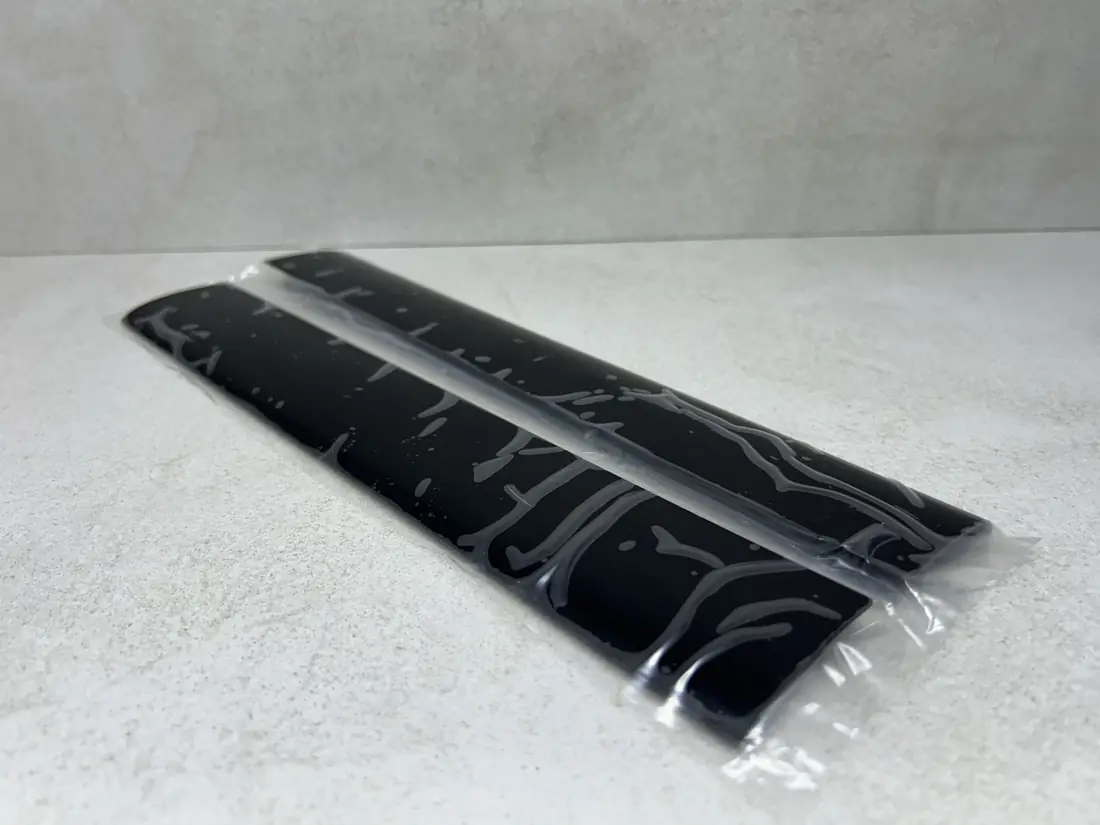 PS3 Super Slim > 2x plastike / Lajsne za konzolu