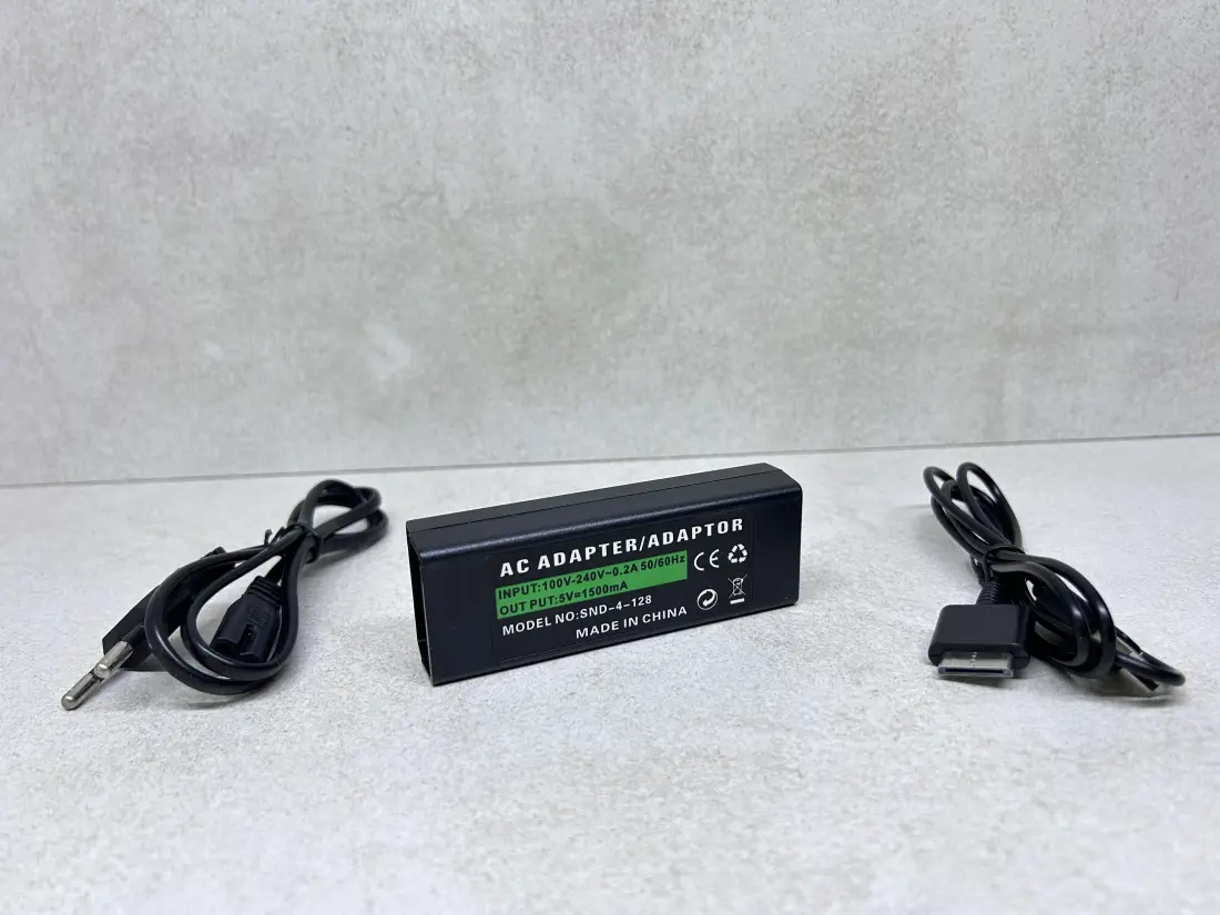 PSP GO > Punjac / AC Adapter + kablovi / 5V 1.5A