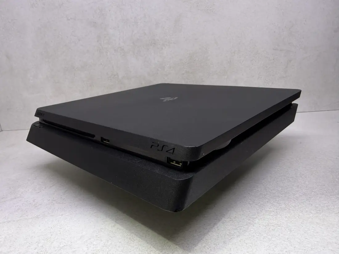 PS4 Slim > 1TB / Fortnite + Roblox + eFootbal …