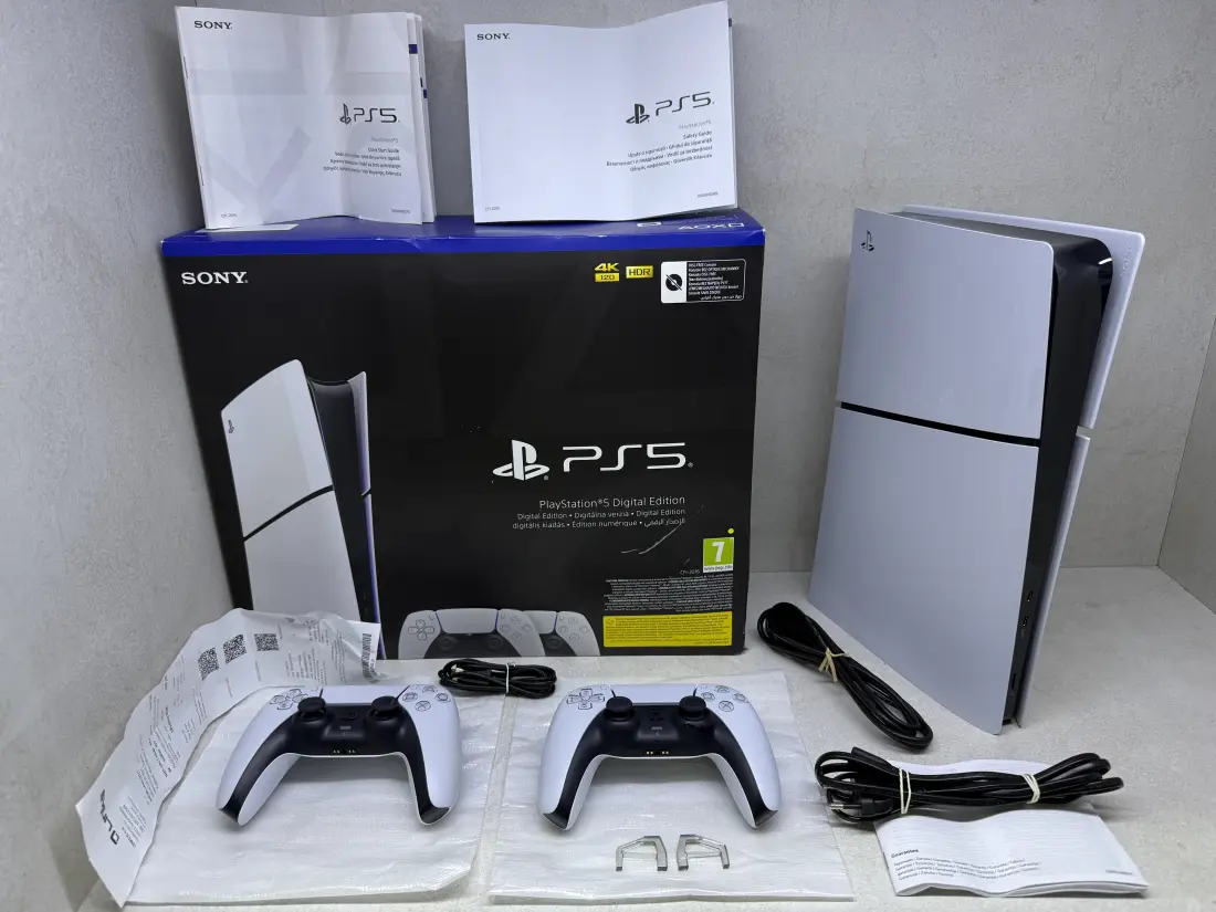 PS5 Slim Digital > 1TB / Fortnite + Roblox + Astors …/ 2 dzojstika / + Kutija