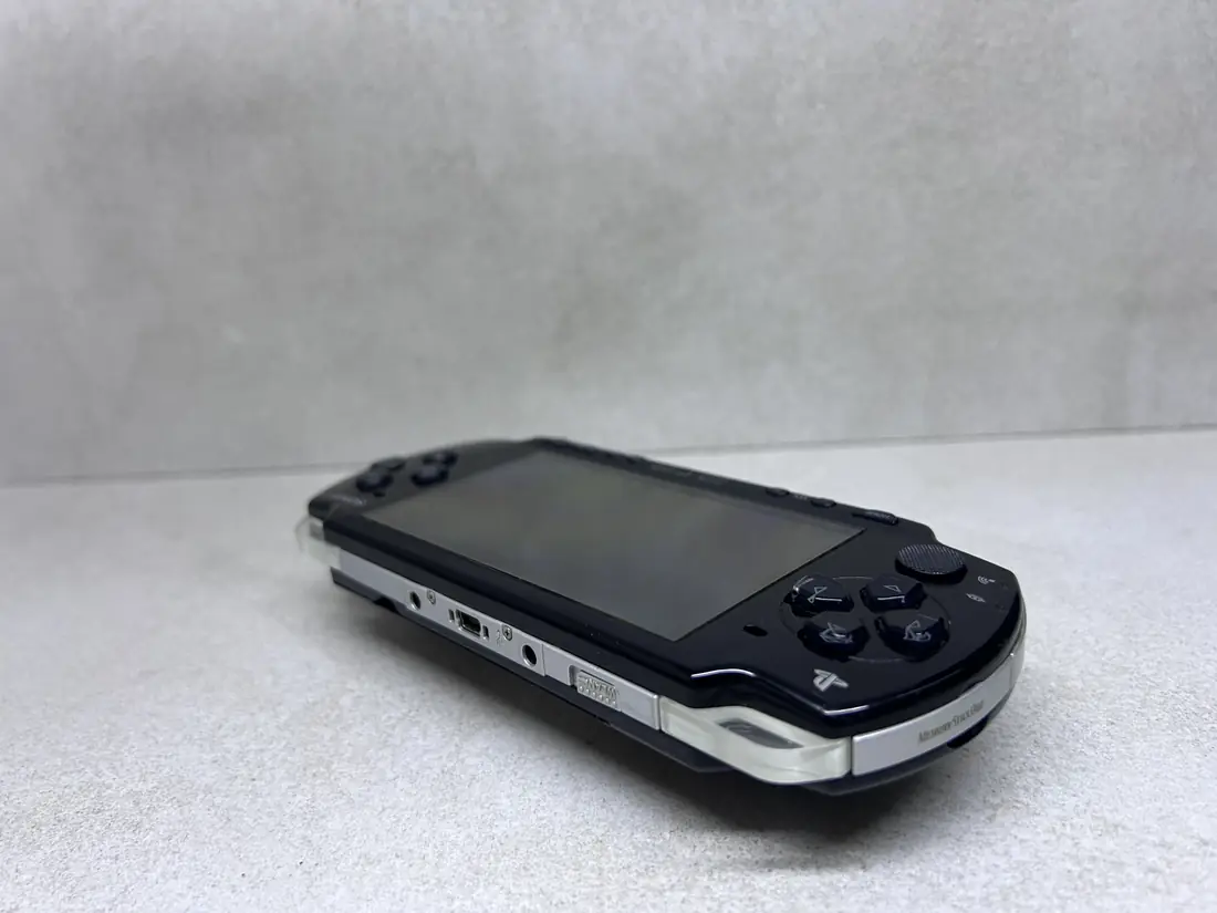 PSP 2000 Slim > 64gb / 579 igara / + Emulatori