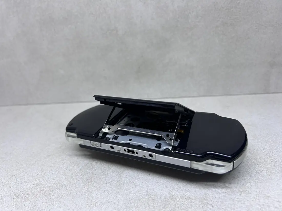 PSP 2000 Slim > 64gb / 579 igara / + Emulatori