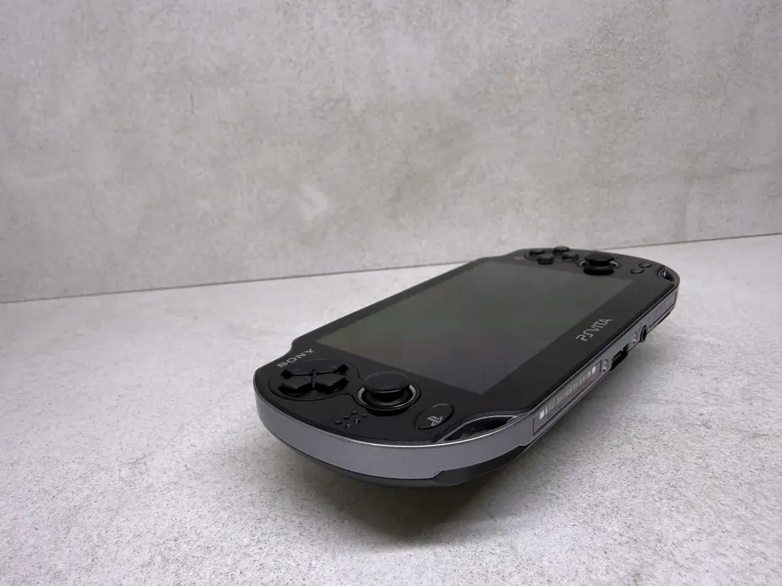 PS Vita OLED > 128gb / 580 igara / + Emulatori