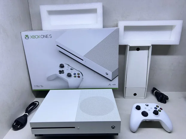 XBOX One S > 1TB / Fortnite + Roblox + eFootbal … / + Kutija